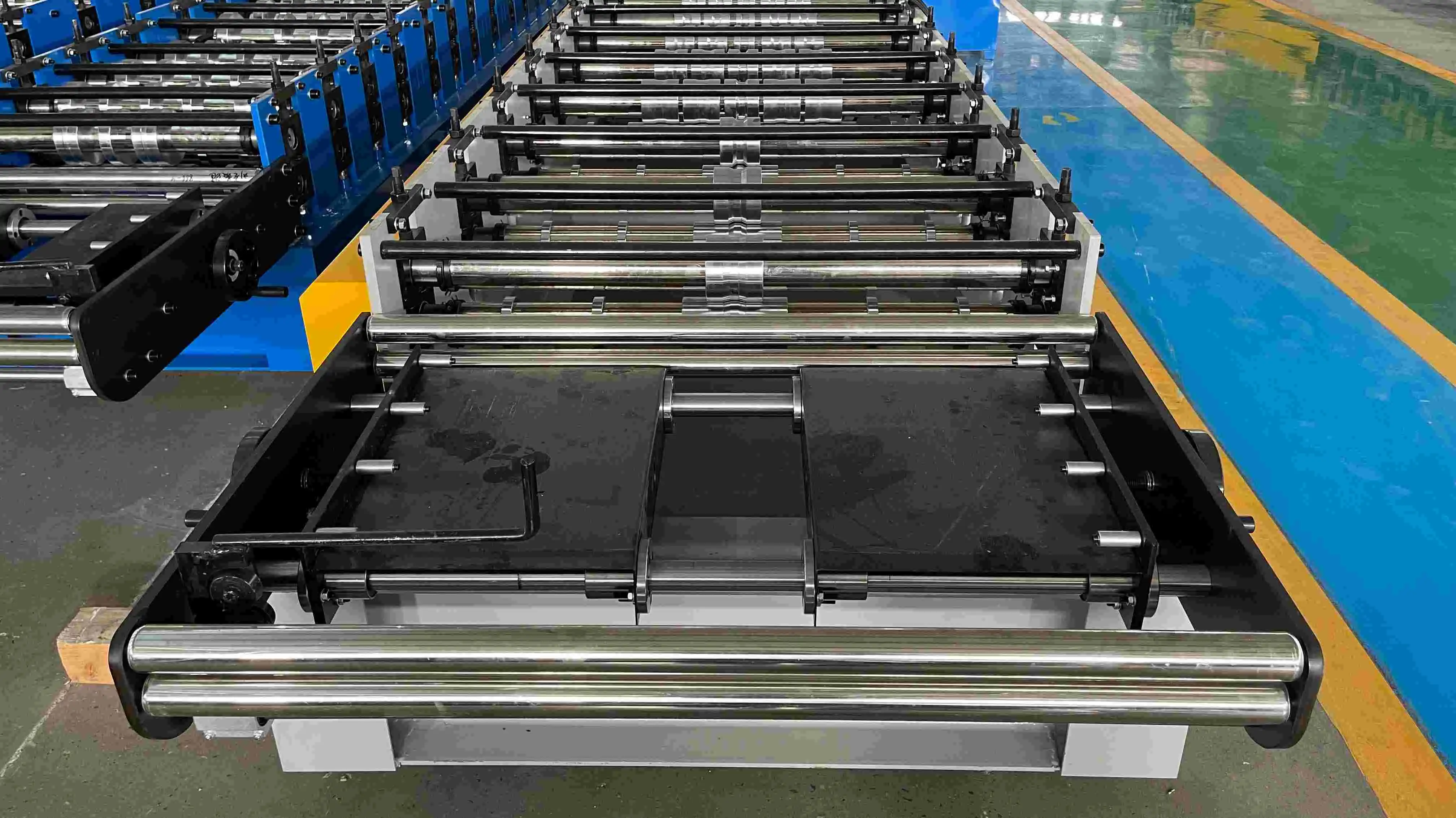 C10 trapezoidal roof sheet roll forming machine (1) C10 trapezoidal roof sheet roll forming machine (1)